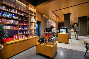 SHENZHEN, ÇİN - CIRCA Kasım 2019: Shenzhen 'deki Starbucks Kahve' de sergilenen mallar.