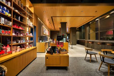 SHENZHEN, ÇİN - CIRCA KOVEMBER, 2019: Shenzhen 'deki Starbucks Kahvesi' nin iç çekimleri.