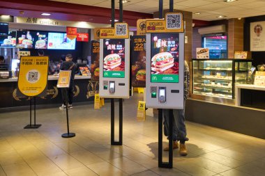 SHENZHEN, Çin - CIRCA NOVEMBER, 2019: Shenzhen 'deki McDonald' s restoranında kendi kendini sipariş eden büfe.