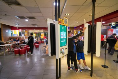 SHENZHEN, Çin - CIRCA NOVEMBER, 2019: Shenzhen 'deki McDonald' s restoranında kendi kendini sipariş eden büfe.