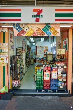 HONG KONG, ÇİN - CIRCA Aralık 2019: Hong Kong 'daki 7-11 mağazasında sergilenen mallar.