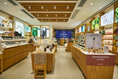 HONG KONG, ÇİN - CIRCA Aralık 2019: Innisfree 'nin Hong Kong' daki iç çekimleri. Innisfree, Güney Koreli kozmetik markası..