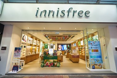 Hong Kong 'daki bir mağaza girişinin üzerinde Innisfree marka adı var, HONG KONG, Çin - CIRCA Aralık 2019. Innisfree, Güney Koreli kozmetik markası..
