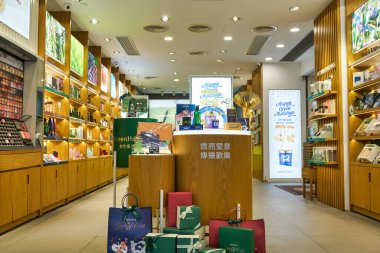 HONG KONG, ÇİN - CIRCA Aralık 2019: Innisfree 'nin Hong Kong' daki iç çekimleri. Innisfree, Güney Koreli kozmetik markası..