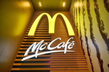 Hong Kong 'daki McDonald' s restoranında HONG KONG, Çin - CIRCA Aralık 2019 'da Altın Kemer tabelası görüldü. McDonald 's en çok hamburgerleri, çizburgerleri ve patates kızartmalarıyla tanınır..