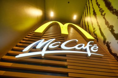 Hong Kong 'daki McDonald' s restoranında HONG KONG, Çin - CIRCA Aralık 2019 'da Altın Kemer tabelası görüldü. McDonald 's en çok hamburgerleri, çizburgerleri ve patates kızartmalarıyla tanınır..