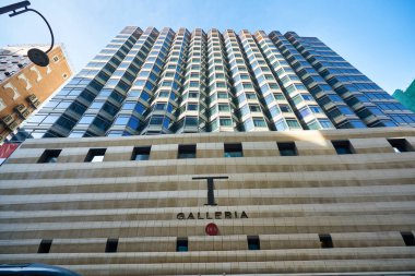 Hong Kong 'da gündüz gözüyle görülen Hong Kong Çocuk Esirgeme Kurumu tarafından HONG KONG, Çin - CIRCA ARALIŞI, 2019: T Galleria.