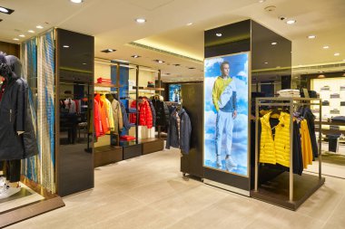 HONG KONG, Çin - CIRCA Aralık 2019: Hong Kong 'daki Paul & Shark mağazasının iç çekimleri