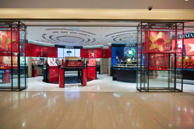 HONG KONG, Çin - CIRCA Aralık 2019: Armani ürünleri Hong Kong 'da bir mağazada sergileniyor. 