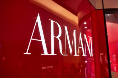HONG KONG, ÇİN - CIRCA Aralık 2019: Hong Kong 'daki bir mağazada görülen Armani tabelasının yakın çekimi. 