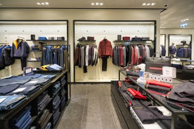 HONG KONG, ÇİN - CIRCA Aralık 2019: Hong Kong 'daki Boss mağazasının içi