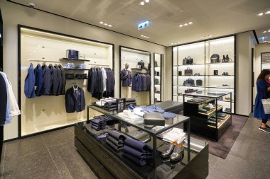 HONG KONG, ÇİN - CIRCA Aralık 2019: Hong Kong 'daki Boss mağazasının içi