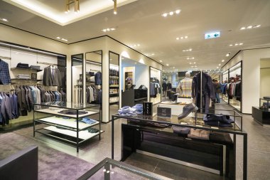 HONG KONG, ÇİN - CIRCA Aralık 2019: Hong Kong 'daki Boss mağazasının içi