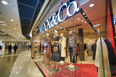 HONG KONG, ÇİN - CIRCA Aralık 2019: Hong Kong 'daki Max & Co mağazasında kadın kıyafetleri giyen mankenler.