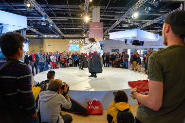 COLOGNE, ALMANY - CIRCA EPTEMBER, 2018: Sony Standı 'ndaki Samuray Kılıç Gösterisi. 