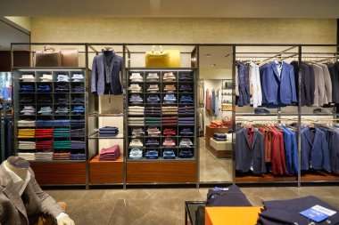 HONG KONG, ÇİN - CIRCA Aralık 2019: Hong Kong 'daki Boggi Milano mağazasının içi