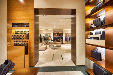 HONG KONG, Çin - CIRCA Aralık 2019: Hong Kong 'daki Ermenegildo Zegna mağazasının içi