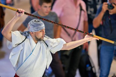 COLOGNE, ALMANY - CIRCA EPTEMBER, 2018: Sony Standı 'ndaki Samuray Kılıç Gösterisi. 