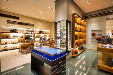 HONG KONG, Çin - CIRCA Aralık 2019: Hong Kong 'daki Ermenegildo Zegna mağazasının içi