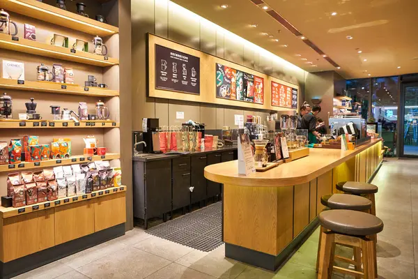 SHENZHEN, CHINA - CIRCA NOVEMBER, 2019: interior shot of Starbucks Coffee in Shenzhen. — Stock Image Shenzhen China Circa November 2019 Interior Shot Starbucks Coffee Shenzhen Stock Picture