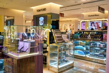 HONG KONG, Çin - CIRCA Aralık 2019: Tom Ford ürünleri Hong Kong Lane Crawford mağazasında sergileniyor.