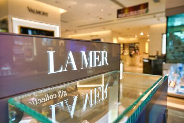 HONG KONG, ÇİN - CIRCA Aralık 2019: Hong Kong Lane Crawford mağazasında La Mer tabelasının yakın çekimi.