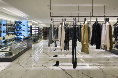 HONG KONG, ÇİN - CIRCA Aralık 2019: Hong Kong 'daki Yves Saint Laurent mağazasının iç çekimleri