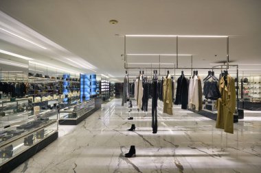 HONG KONG, ÇİN - CIRCA Aralık 2019: Hong Kong 'daki Yves Saint Laurent mağazasının iç çekimleri