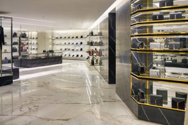 HONG KONG, ÇİN - CIRCA Aralık 2019: Hong Kong 'daki Yves Saint Laurent mağazasının iç çekimleri