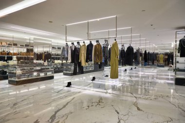 HONG KONG, ÇİN - CIRCA Aralık 2019: Hong Kong 'daki Yves Saint Laurent mağazasının iç çekimleri