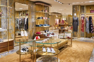 HONG KONG, Çin - CIRCA Aralık 2019: Hong Kong Dolce & Gabbana mağazasının iç çekimleri