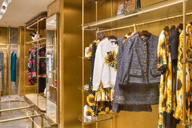 HONG KONG, Çin - CIRCA Aralık 2019: Hong Kong Dolce & Gabbana mağazasının iç çekimleri