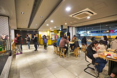 HONG KONG, Çin - CIRCA Aralık 2019: Hong Kong 'daki McDonald' s restoranının iç çekimleri. McDonald 's en çok hamburgerleri, çizburgerleri ve patates kızartmalarıyla tanınır..