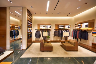 HONG KONG, Çin - CIRCA Aralık 2019: Hong Kong 'daki Ermenegildo Zegna mağazasının içi