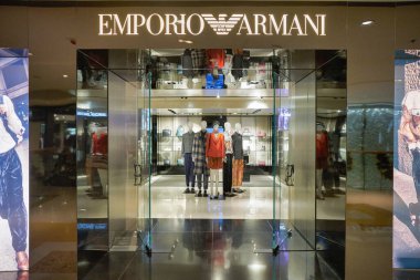 HONG KONG, ÇİN - CIRCA Aralık 2019: Hong Kong 'daki Emporio Armani mağazasının girişi