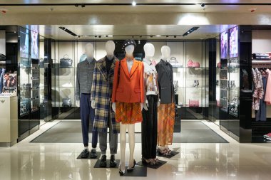 HONG KONG, ÇİN - CIRCA Aralık 2019: Hong Kong 'daki Emporio Armani mağazasının içi