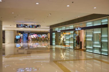 HONG KONG, ÇİN - CIRCA ARALIK, 2019: Max Mara Hong Kong 'daki Elements alışveriş merkezinde mağaza