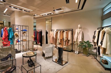 HONG KONG, ÇİN - CIRCA Aralık 2019: Hong Kong 'daki Max Mara mağazasının içi