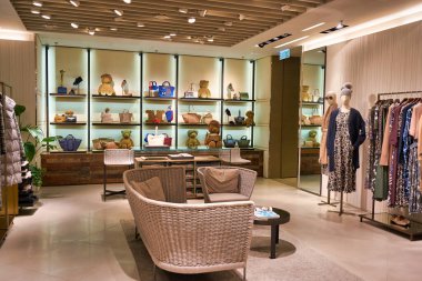 HONG KONG, ÇİN - CIRCA Aralık 2019: Hong Kong 'daki Max Mara mağazasının içi