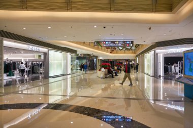 HONG KONG, ÇİN - CIRCA Aralık 2019: Hong Kong 'daki Elementlerin alışveriş merkezinin içi