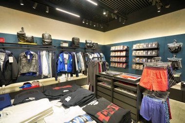 HONG KONG, ÇİN - ÇİRKA Aralık 2019: Calvin Klein 'ın Hong Kong' daki mağazasının içi