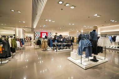 HONG KONG, ÇİN - CIRCA Aralık 2019: Hong Kong 'daki Elements alışveriş merkezindeki Zara mağazasının içi