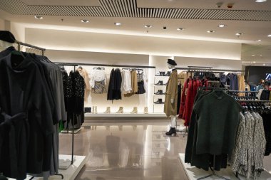 HONG KONG, ÇİN - CIRCA Aralık 2019: Hong Kong 'daki Elements alışveriş merkezindeki Zara mağazasının içi