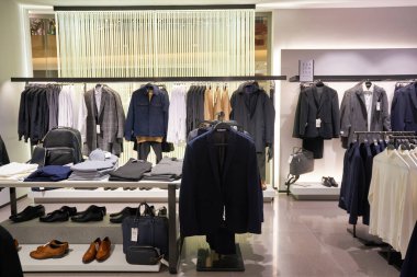 HONG KONG, ÇİN - CIRCA Aralık 2019: Hong Kong 'daki Elements alışveriş merkezindeki Zara mağazasının içi