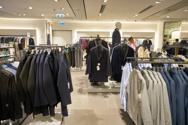 HONG KONG, ÇİN - CIRCA Aralık 2019: Hong Kong 'daki Elements alışveriş merkezindeki Zara mağazasının içi