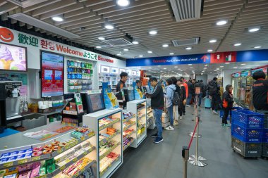 HONG KONG, Çin - CIRCA Aralık 2019: Hong Kong Uluslararası Havaalanı 'ndaki 7-11 mağazasının iç çekimleri.