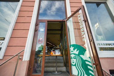 SAINT PETERSBURG, RUSSIA - CRCA HAZİRAN, 2020: Saint Petersburg 'daki Starbucks Kahvesine Giriş.