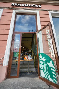 SAINT PETERSBURG, RUSSIA - CRCA HAZİRAN, 2020: Saint Petersburg 'daki Starbucks Kahvesine Giriş.
