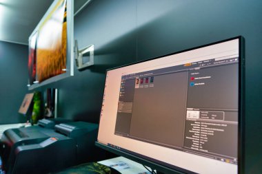 COLOGNE, GERMANY - CIRCA EPTEMBER, 2018: Photokina Sergisi 'ndeki Canon standında profesyonel monitörün yakın çekimi.