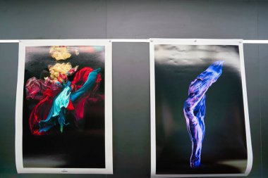 COLOGNE, ALMANY - CIRCA EPTEMBER, 2018: Fotoğraflar Photokina Sergisi 'nde sergileniyor. Photokina dünya çapında fotoğraf endüstrisinin önde gelen ticaret fuarlarından biri..